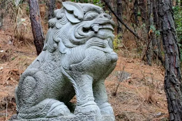 村里打石狮子的人也就是云南石材雕刻石狮子